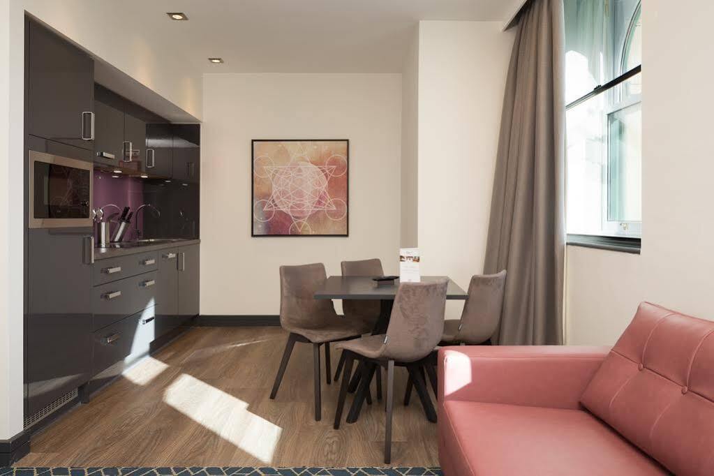 Roomzzz Manchester Victoria Exterior foto