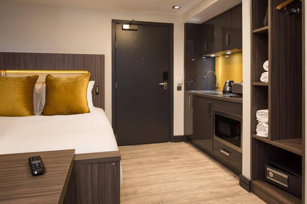 Roomzzz Manchester Victoria Exterior foto